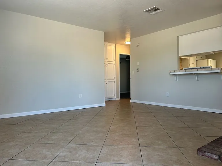 912 W Graaf Ave — Photo 2