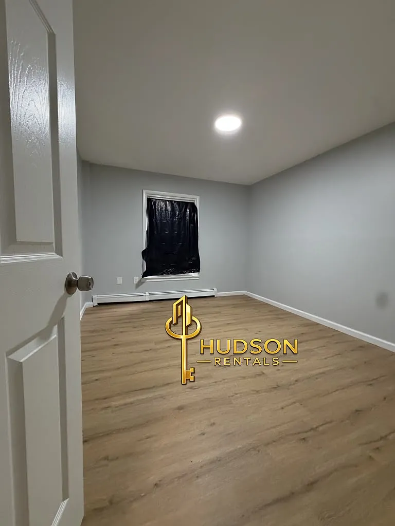4 bed, 1200 sqft, $2,700 — Photo 4