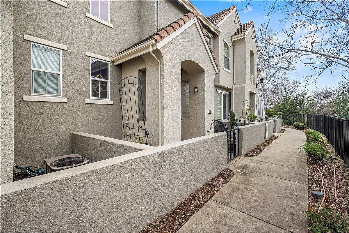 1902 Esplanade Cir photo 1