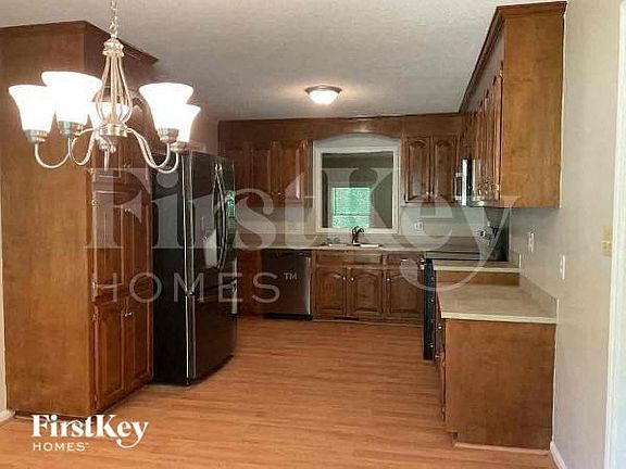 4th image of 749 Lois Ln