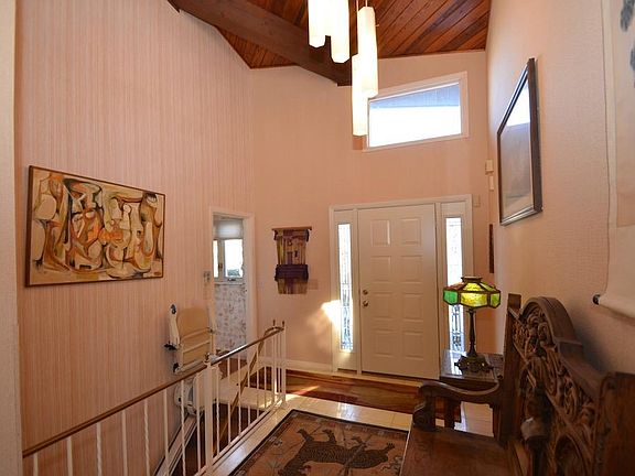 3rd image of 441 Deanview Dr