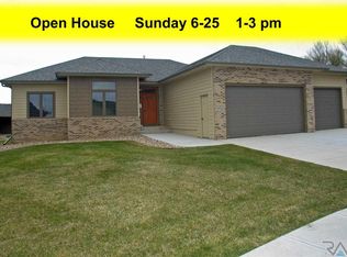 5720 E Meadow Oak Cir, Sioux Falls, SD 57110