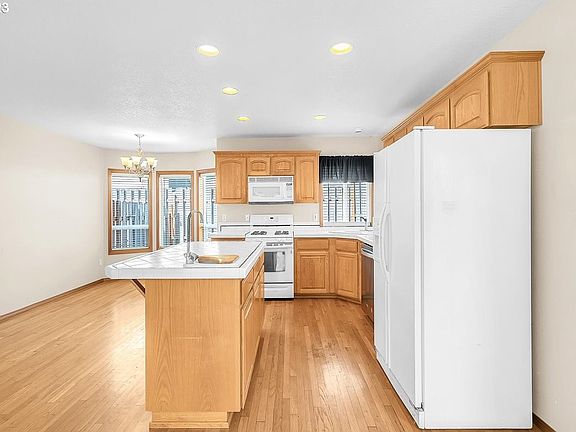 2nd image of 34754 Snow St