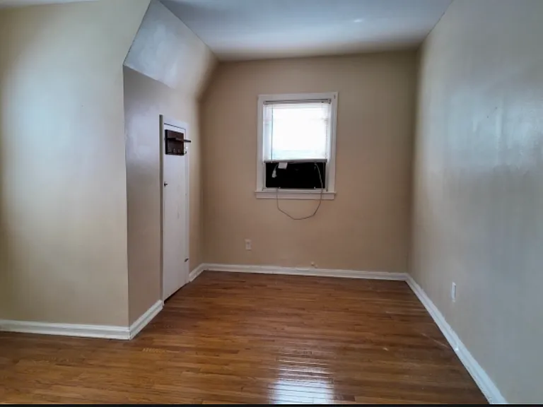 305-307 Sanford Ave #3 — Photo 2
