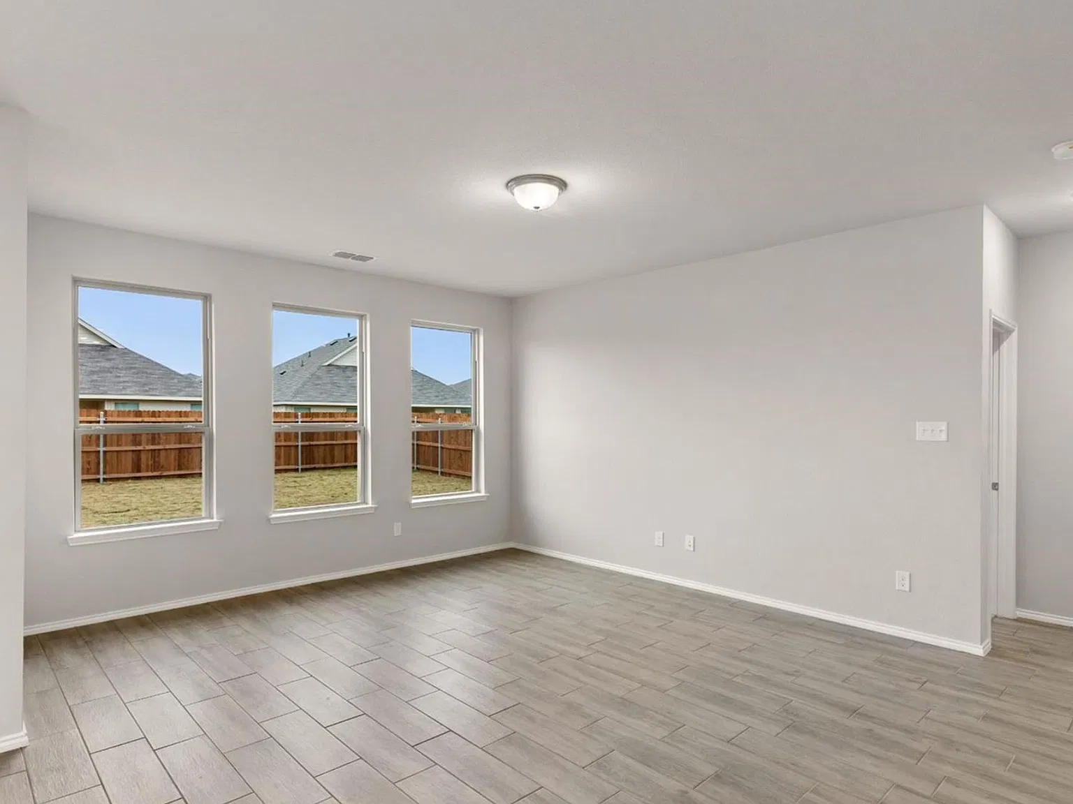 4 bed, 2437 sqft, $2,700 — Photo 4