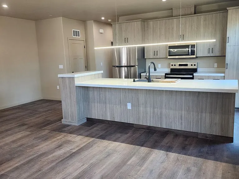 Vantage Pointe East — Photo 16