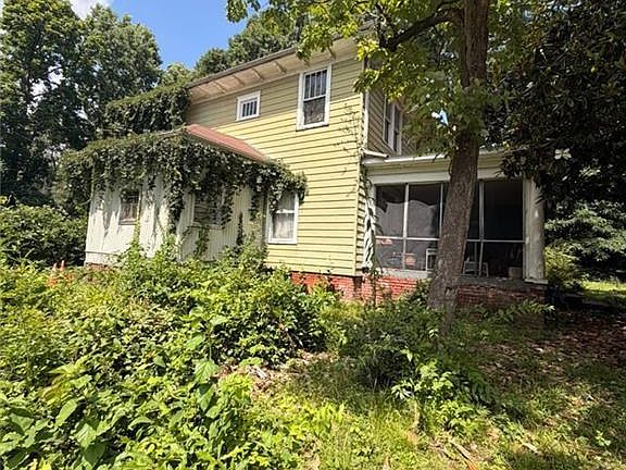 4th image of 2710 Memorial Dr SE