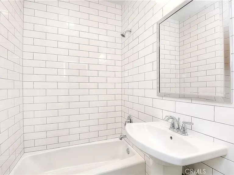 375 Termino Ave #C — Photo 11