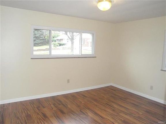 5th image of 10300 Pineview Ct