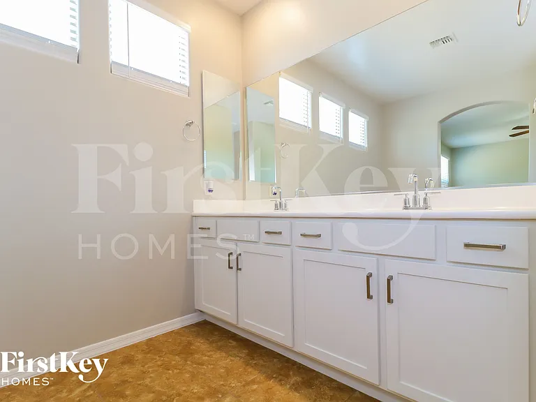 8920 W Jefferson St — Photo 10
