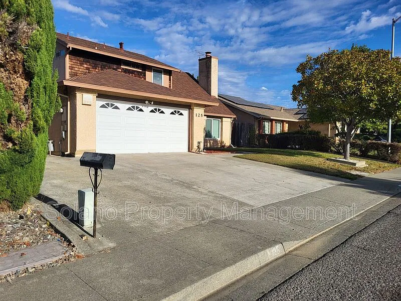 4 bed, 2.5 bath, 1256 sqft, $2,995 — Photo 2