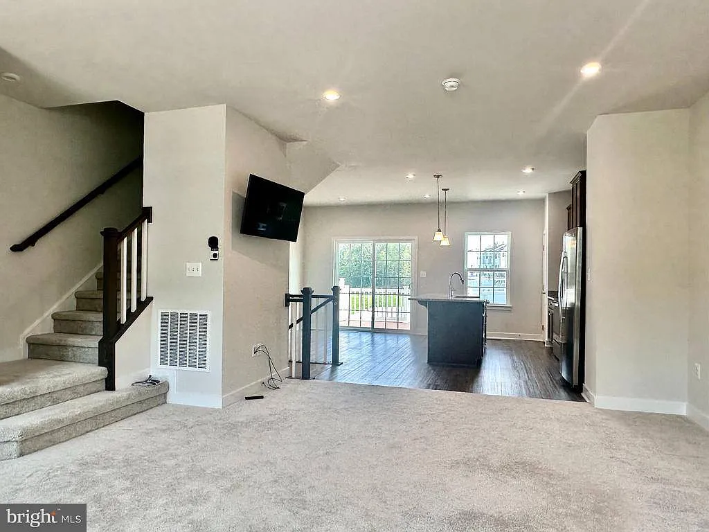 3 bed, 4.0 bath, 1619 sqft, $2,300 — Photo 2