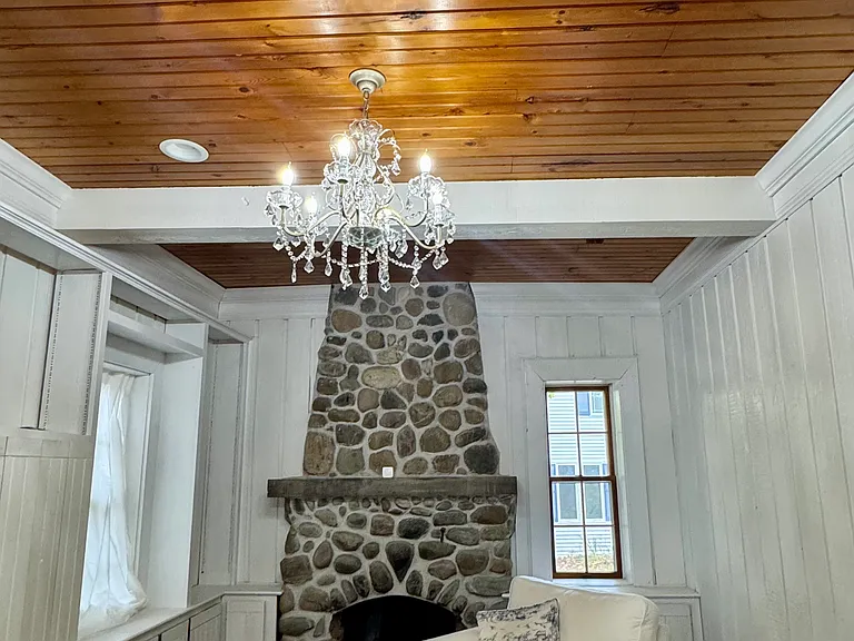 1037 Sauganash Dr — Photo 5