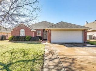 220 Bar Wood Dr, Saginaw, TX 76179