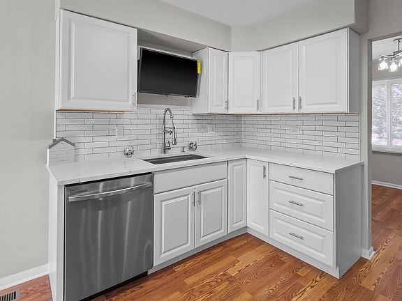 4th image of 903 White Oak Ln