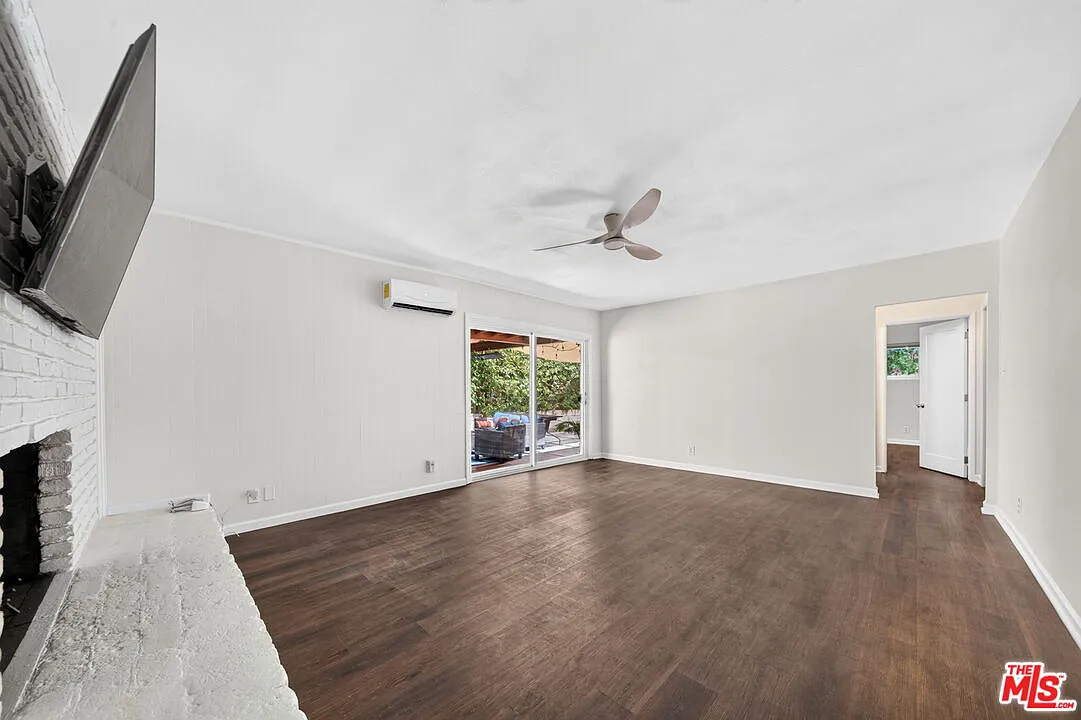 2 bed, 850 sqft, $3,295 — Photo 3