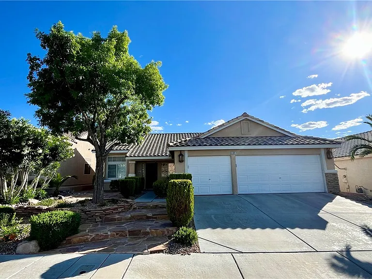 685 Pansy Pl — Photo 1