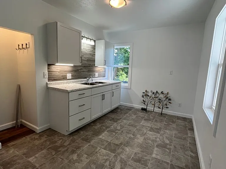 616 S Duluth Ave #2 — Photo 5