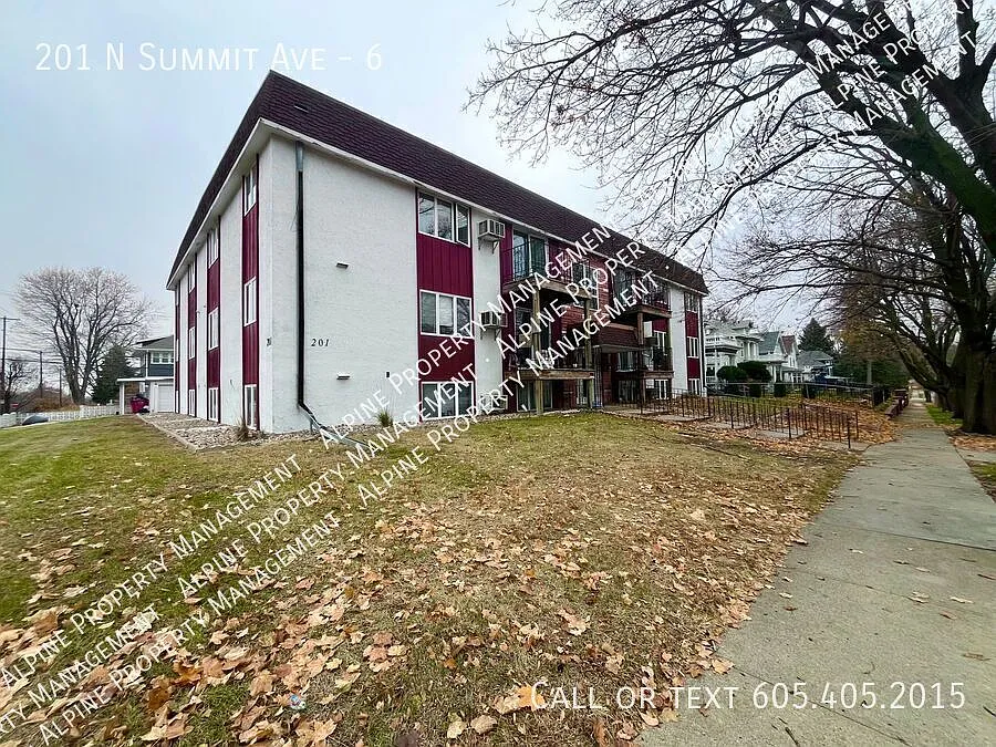 Extremely Spacious 1 Bedroom Apartment Near Downtown!! — Photo 2