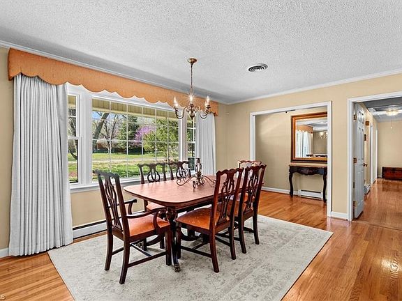 5th image of 220 Cedarwood Dr
