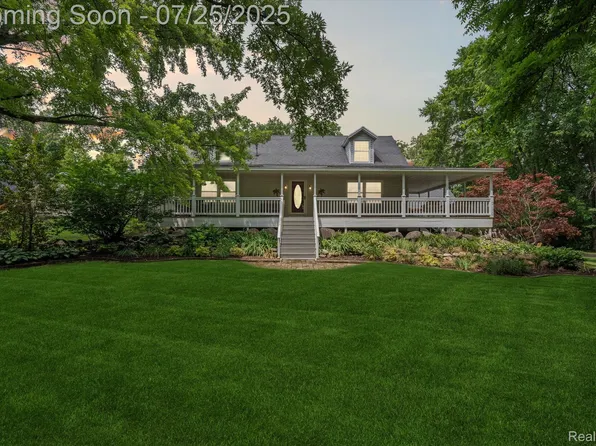 9170 Gale Rd, White Lake, MI 48386