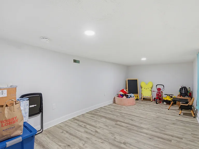 4318 Lawrence St — Photo 21