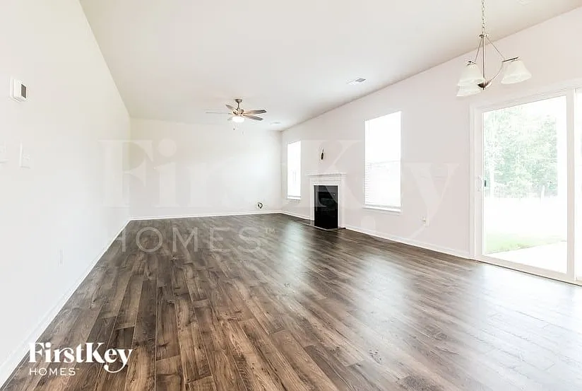4 bed, 2.5 bath, 2448 sqft, $2,530 — Photo 2
