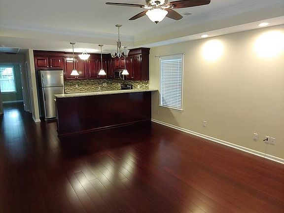 5th image of 914 Woodlawn Ave