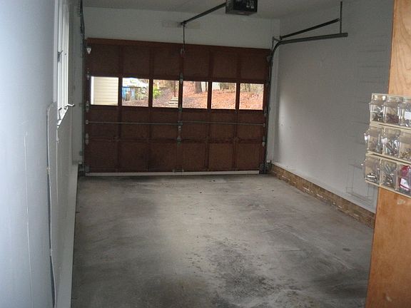 5th image of 132 Montrose Dr