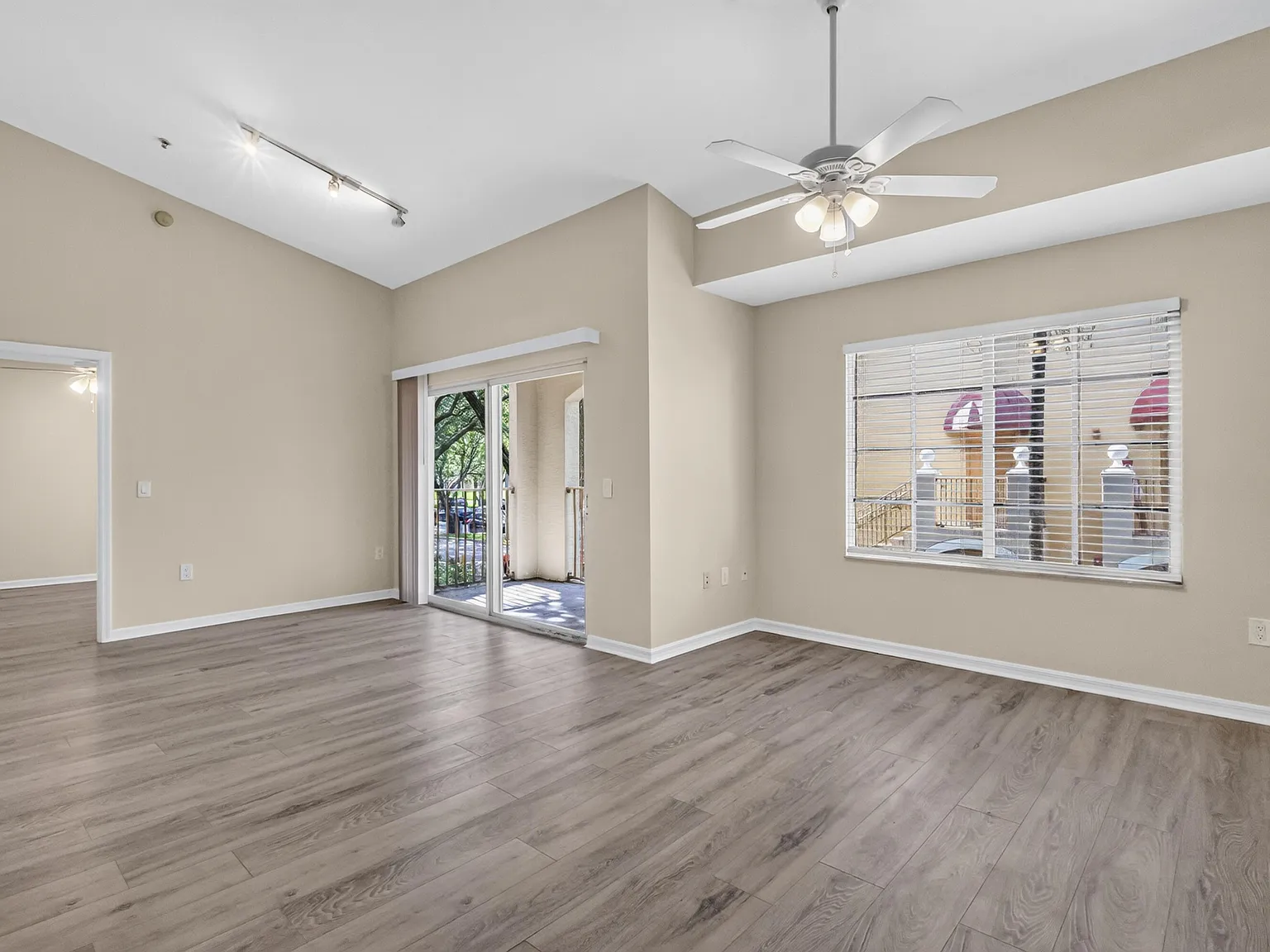 1 bed, 1.0 bath, 760 sqft, $1,800 — Photo 2