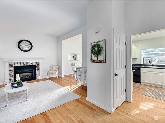 3rd image of 470 NW Fairwood Way