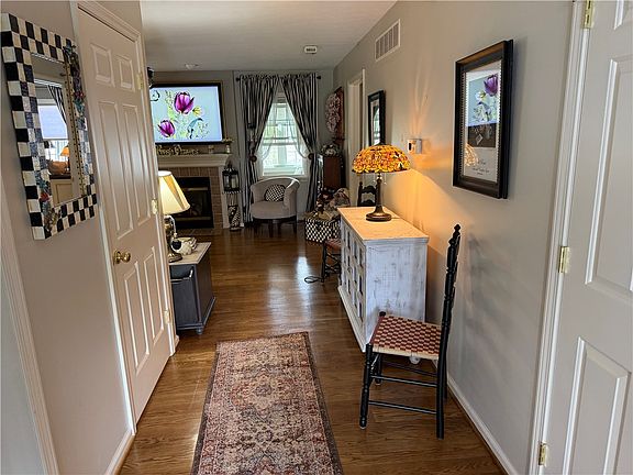 5th image of 151 Stewart Pl