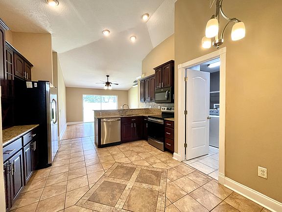 4th image of 3031 Castle Rock Cir