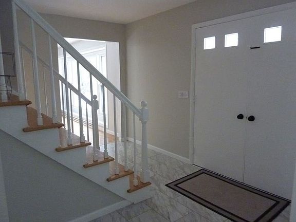 4th image of 8 Oak Leaf Ln