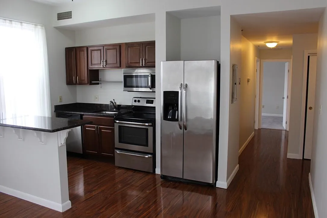 2 bed, 1.5 bath, 658 sqft, $2,350 — Photo 2