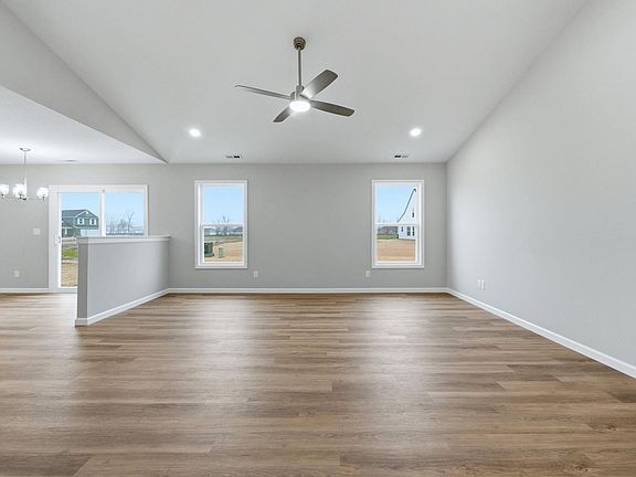 5th image of 218 Saddle Ridge Dr