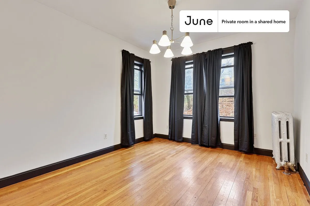 Queen bedroom in 4 bed/2.5 bath home in Brighton #387 B — Photo 2