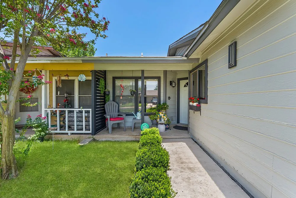 Charming 2-Bed Home with Garage, Fenced Yard & Private Patio in San Antonio $1,350/mo — Photo 3
