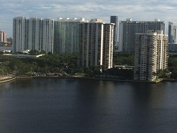 2nd image of 18031 Biscayne Blvd APT 1902
