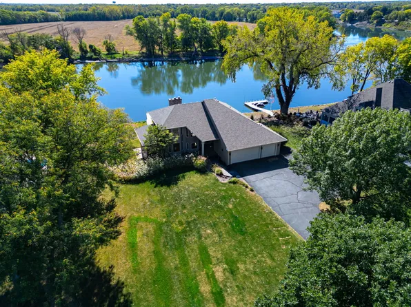 9802 River Bend Dr, Roscoe, IL 61073