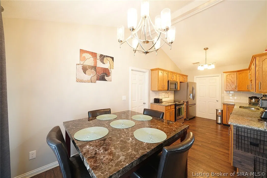 3 bed, 2.0 bath, 1300 sqft, $2,100 — Photo 3