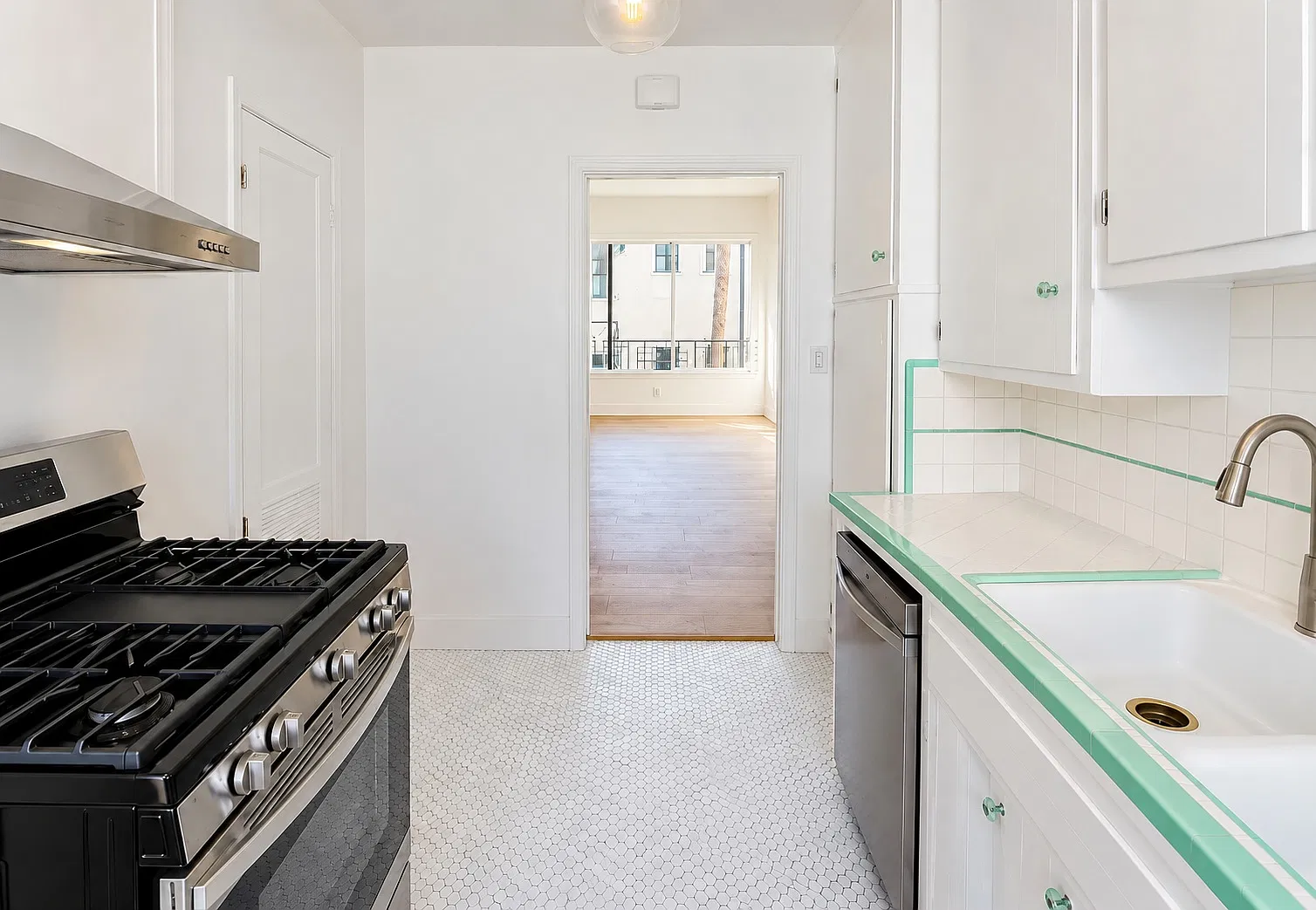 1 bed, 1.0 bath, 800 sqft, $1,950 — Photo 1