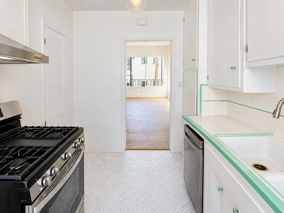 637 S Cloverdale Ave #2