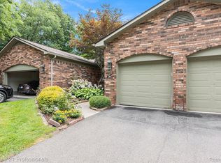 4077 Justin Ct, Bloomfield Hills, MI 48302