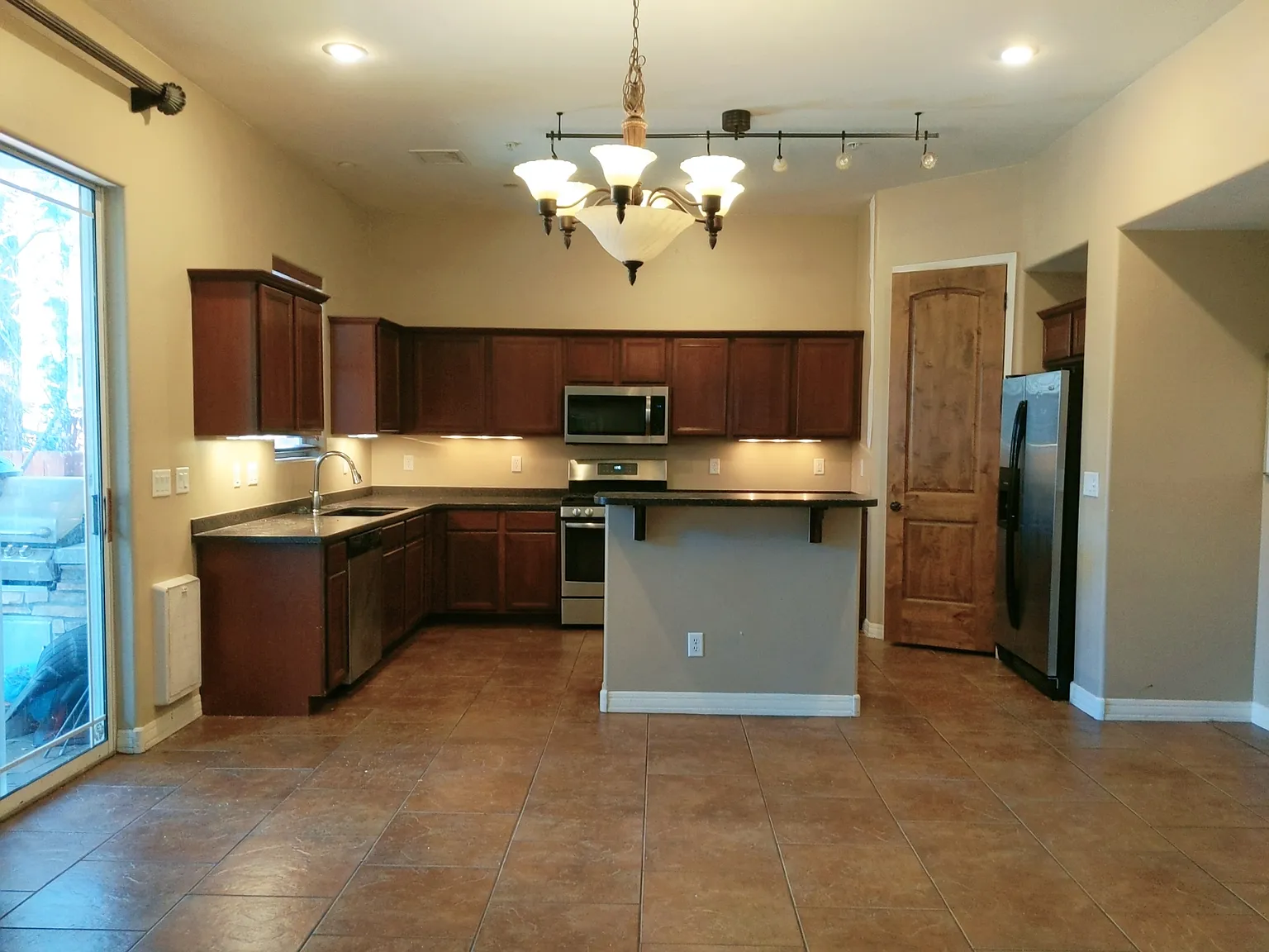 4 bed, 2743 sqft, $3,500 — Photo 2