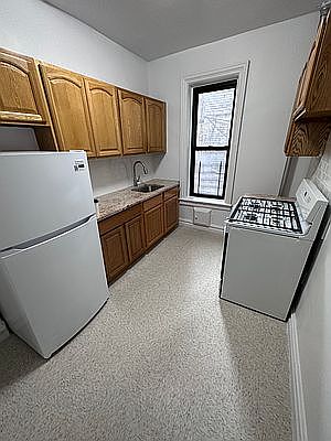 3rd image of 883 Franklin Ave APT 4A