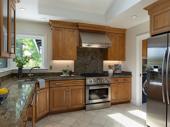 3rd image of 1047 La Grande Avenue