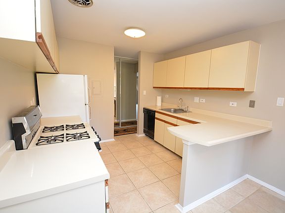 3rd image of 2634 N Windsor Dr Unit 102