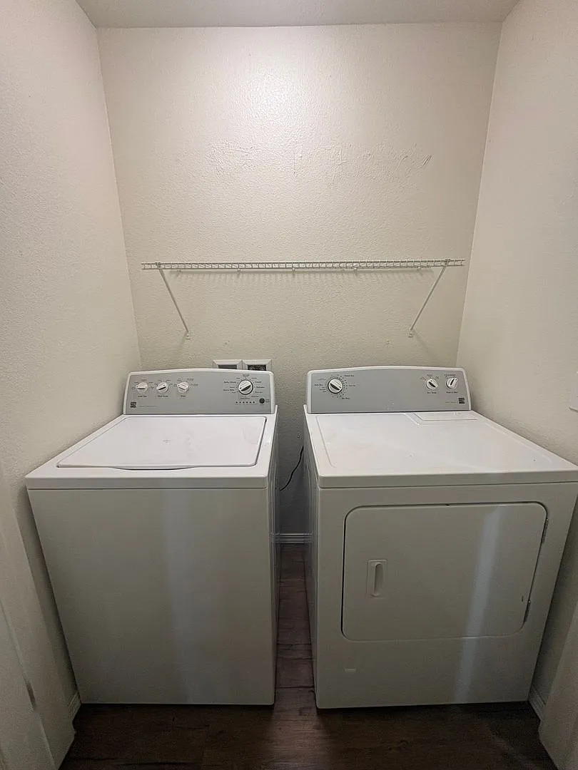 Tulare unit Near Shopping Center Available Now! — Photo 3