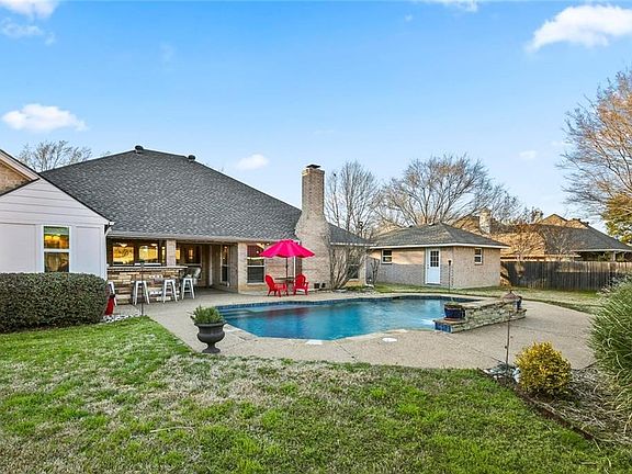 Extra large lot, with detached car garage/workshop which is heated and air conditioned.